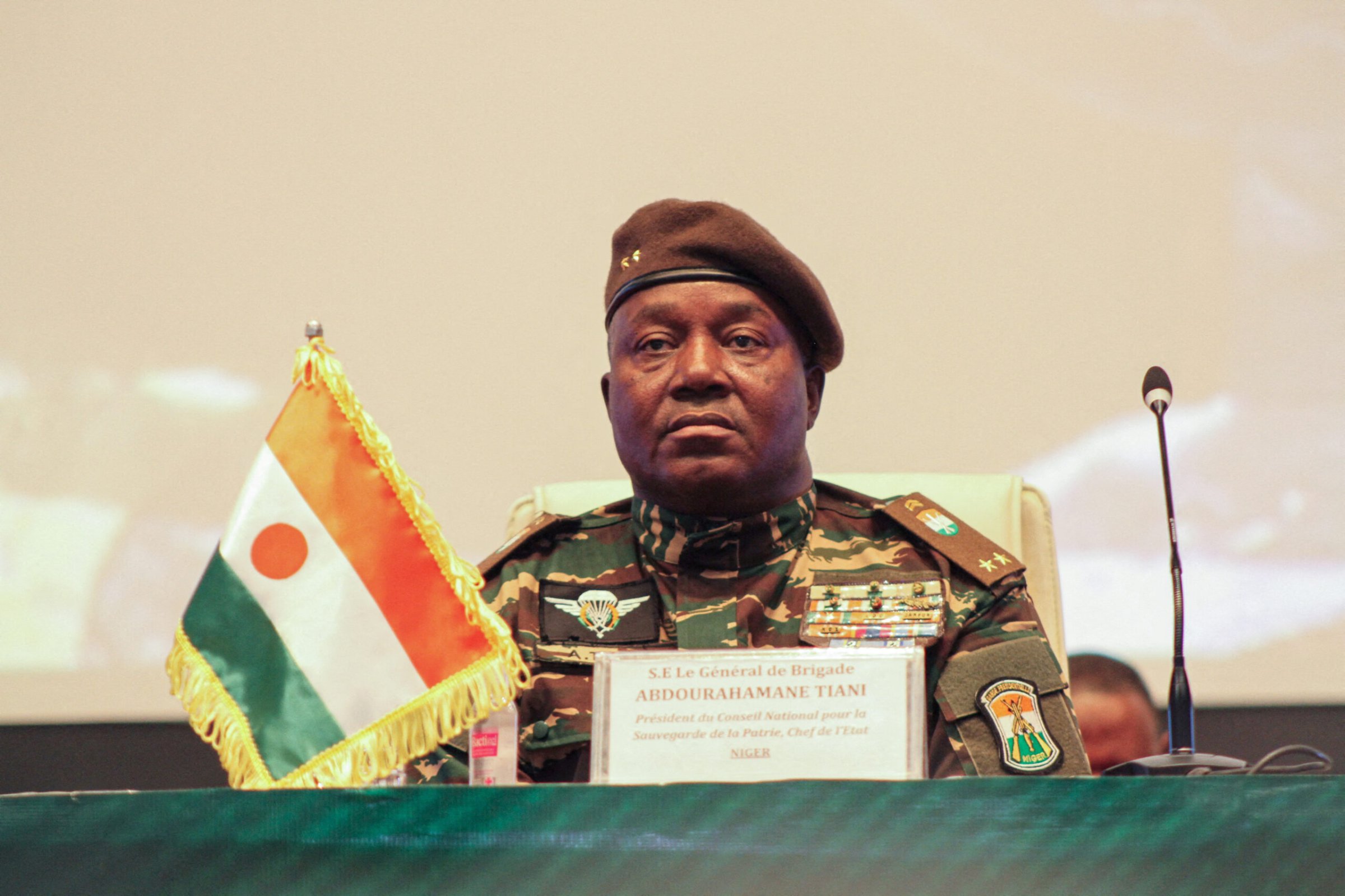 𝐍𝐢𝐠𝐞𝐫 : 𝐚𝐩𝐫𝐞̀𝐬 𝐥𝐚 𝐦𝐮𝐭𝐢𝐧𝐞𝐫𝐢𝐞, 𝐓𝐢𝐚𝐧𝐢 𝐜𝐡𝐚𝐧𝐠𝐞 𝐥𝐞 𝐜𝐡𝐞𝐟 𝐝’𝐞́𝐭𝐚𝐭-𝐦𝐚𝐣𝐨𝐫