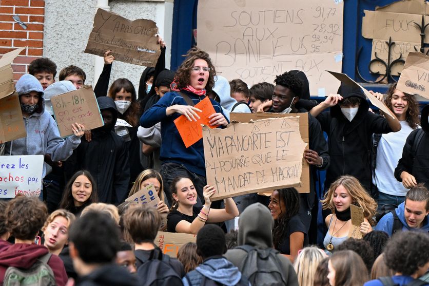 Lycées bloqués en France : la jeunesse face aux forces de l’ordre, les adultes s’interposent