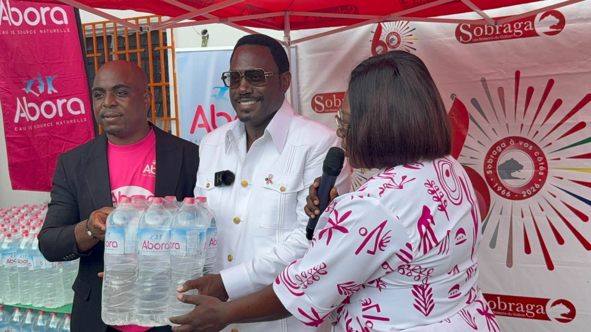Gabon : la SOBRAGA offre 2 400 bouteilles d’eau au Samu social pour soutenir les personnes en détresse